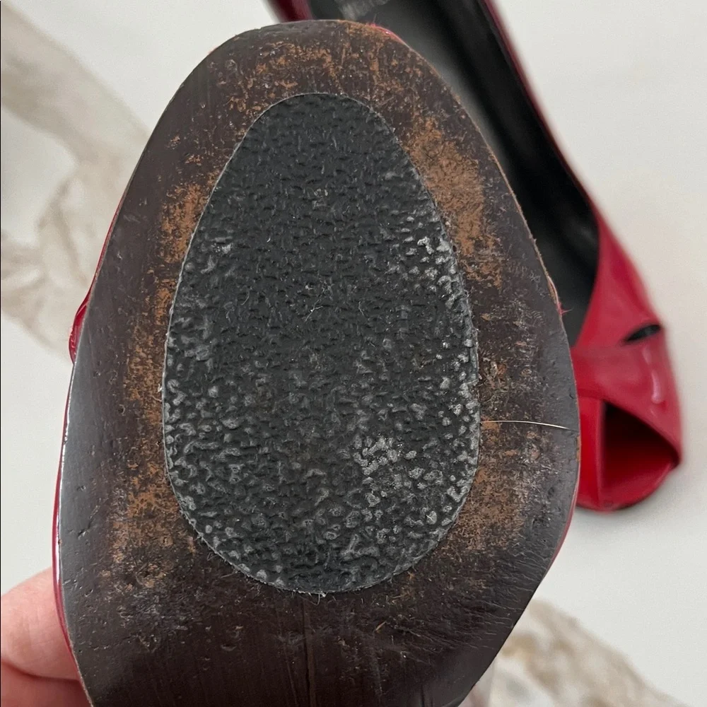 Elegant Ombré Red Stuart Weitzman patent leather peep-Toe 4” Heels - Picture 8 of 10